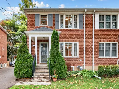 22 Thursfield Crescent, Toronto, On M4g 2n5