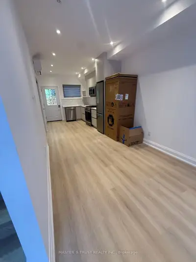 370 Lippincott Street Unit4, Toronto, On M5s 2p7