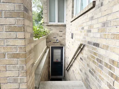 6 Cadmus Road, Toronto, On M2m 2m4