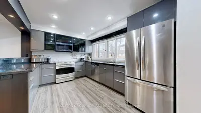 4 Dove Hawk Way, Toronto, On M2r 3m2