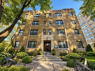 1 Mallory Gardens 4, Toronto, On M4v 2a6