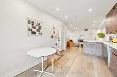 134 Argyle Street 2nd Flr, Toronto, On M6j 1n9