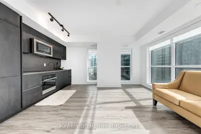 327 King Street W 902, Toronto, On M5v 0w7