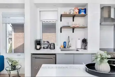 525 Ossington Avenue 2nd Floor, Toronto, On M6g 3t3