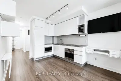 377 Madison Avenue 216, Toronto, On M4v 3e1
