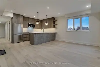 201 Cedric Avenue 3rd, Toronto, On M6c 3x7