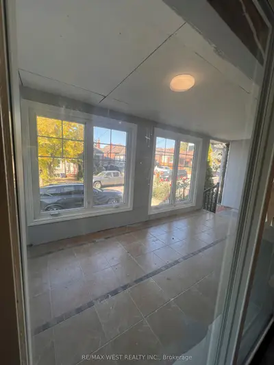 181 Cedric Avenue Main, Toronto, On M6c 3x7
