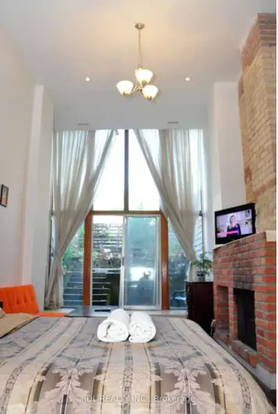 118 Shuter St Street Big Master Bedroom Main, Toronto, On M5a 1v8
