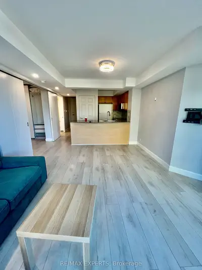 230 Queens Quay W 327, Toronto, On M5j 2y7