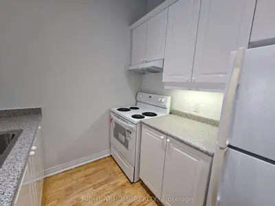 524 Yonge Street 207, Toronto, On M4y 1x9