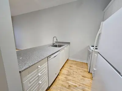 524 Yonge Street 207, Toronto, On M4y 1x9