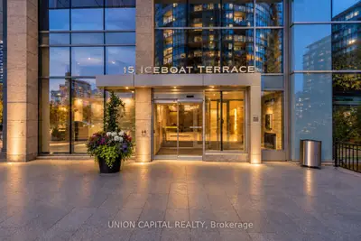 15 Iceboat Terrace 242a, Toronto, On M5v 4a5