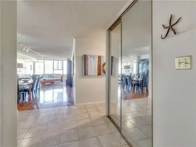 45 Carlton Street 911, Toronto C08, ON M5B 2H9