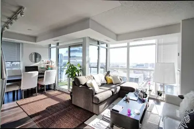 400 Adelaide Street E 2104, Toronto C08, On M5a 4s3