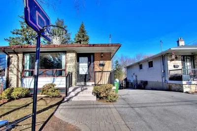 326 Woodsworth Road, Toronto C12, ON M2L 2T6