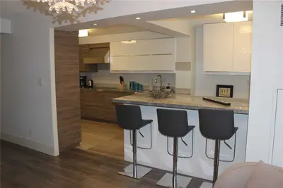 18 Hollywood Avenue 201, Toronto C14, ON M2N 6P5