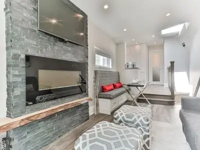 919 Queen Street W, Toronto C01, On M6j 1g5