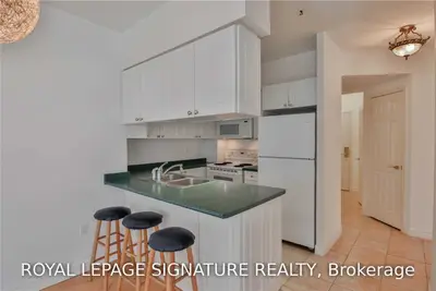 889 Bay Street 705, Toronto C01, ON M5S 3K6