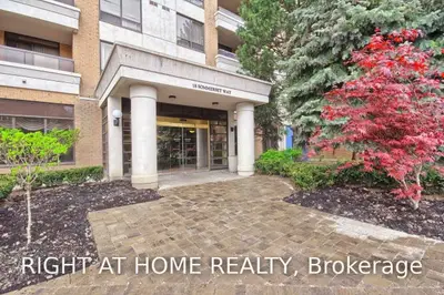 18 Sommerset Way 813, Toronto C14, ON M2N 6X5
