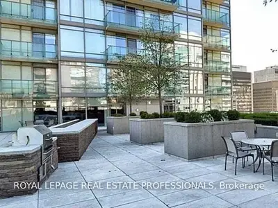 18 Yorkville Avenue 202, Toronto C02, ON M4W 3Y8
