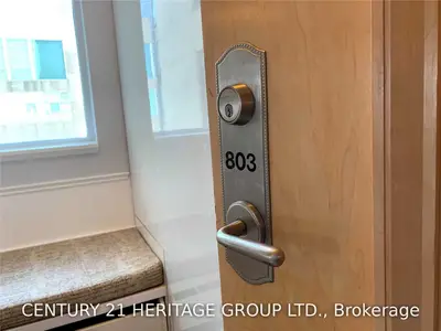 212 Eglinton Avenue E 803, Toronto C10, ON M4P 1K2