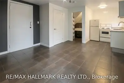 213 Queen Street E Apt 4, Toronto C08, ON M5A 1S2