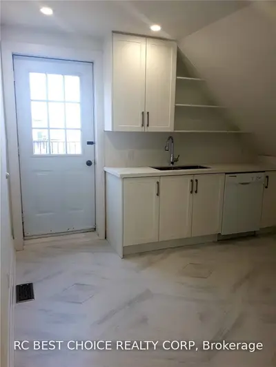 124 Kendal Avenue 3rd FL, Toronto C02, ON M5R 1L9
