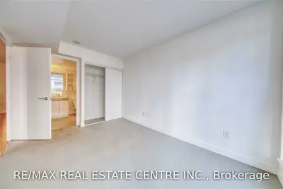 15 Singer Court 211, Toronto C15, ON M2K 0B1