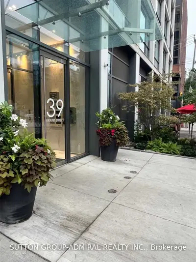 39 Brant Street 523, Toronto C01, ON M5V 2L9