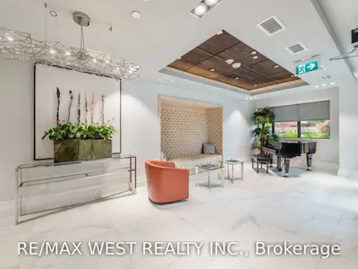 3 Southvale Drive 306, Toronto C11, ON M4G 1G2
