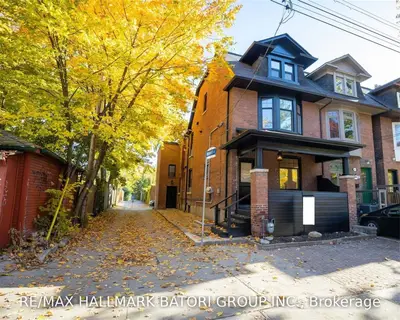 881 Manning Avenue B, Toronto C02, ON M6G 2X3