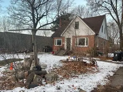 1 Brightwood Street, Toronto C04, ON M6A 1Y2