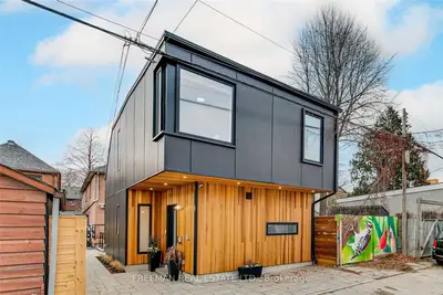 771 Manning Avenue Lnway, Toronto C02, ON M6G 2W7