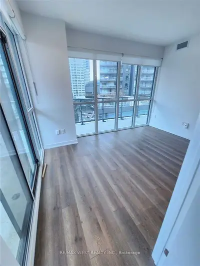 38 Iannuzzi Street 906, Toronto C01, ON M5V 0S2