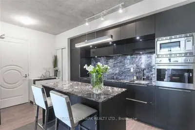 88 Blue Jay Way 2201, Toronto C01, ON M5V 2G3