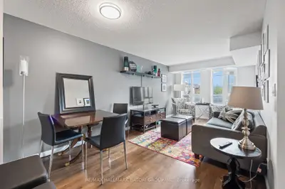 900 Mount Pleasant Road 223, Toronto C10, ON M4P 3J9