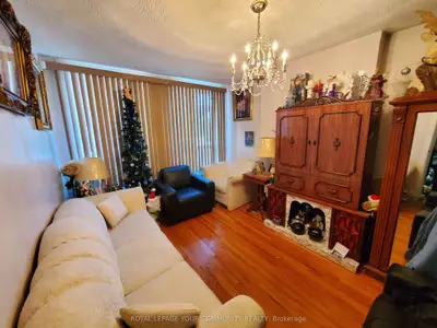 1233 College Street, Toronto C01, ON M6H 1C1