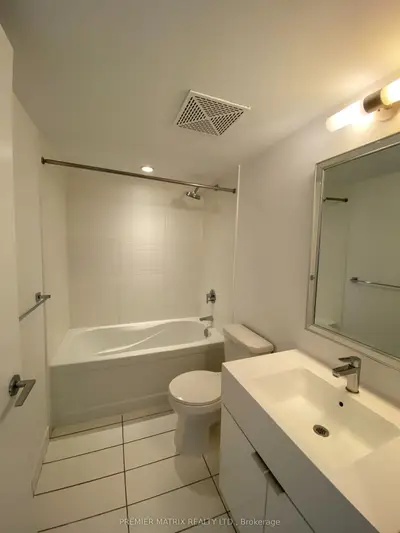 21 Iceboat Street 322, Toronto C01, ON M5V 4A9
