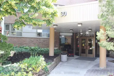 30 Sunrise Avenue 413, Toronto C13, ON M4A 2R3