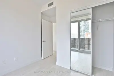 8 Eglinton Avenue E #2011, Toronto C10, ON M4P 1A6