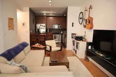 21 Grand Magazine Street 305, Toronto C01, ON M5V 1B5
