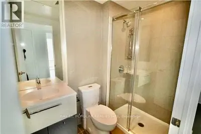15 Grenville Street 2705, Toronto C01, On M4y 0b9