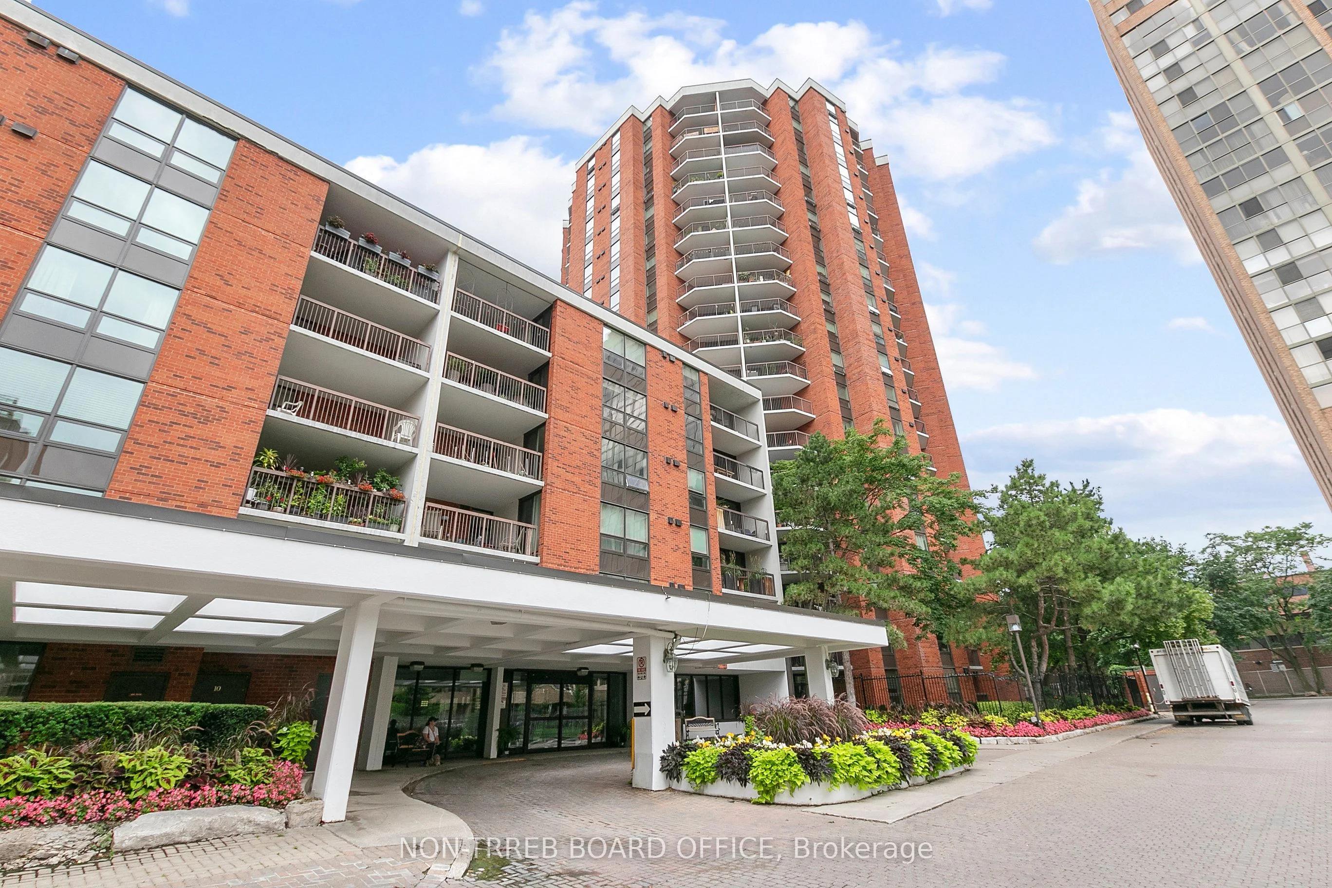 77 Maitland Place 517, Toronto C08, On M4y 2v6
