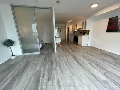111 Elizabeth Street 727, Toronto C01, ON M5G 1P7