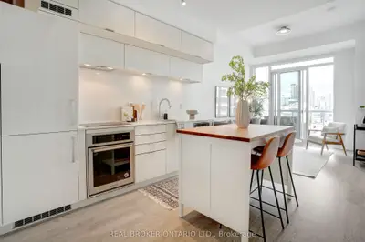 80 Vanauley Street 810, Toronto C01, ON M5T 0C9