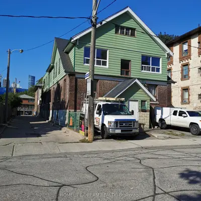 18 Gifford Street, Toronto C08, ON M5A 3J1