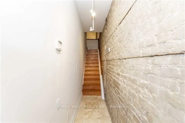 1239 Bloor Street W 2nd Flr, Toronto C01, ON M6H 1N6