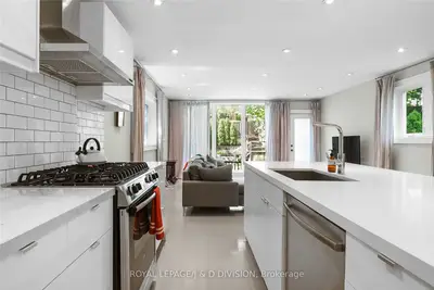 18 Woodlawn Avenue W, Toronto C02, ON M4V 1G7
