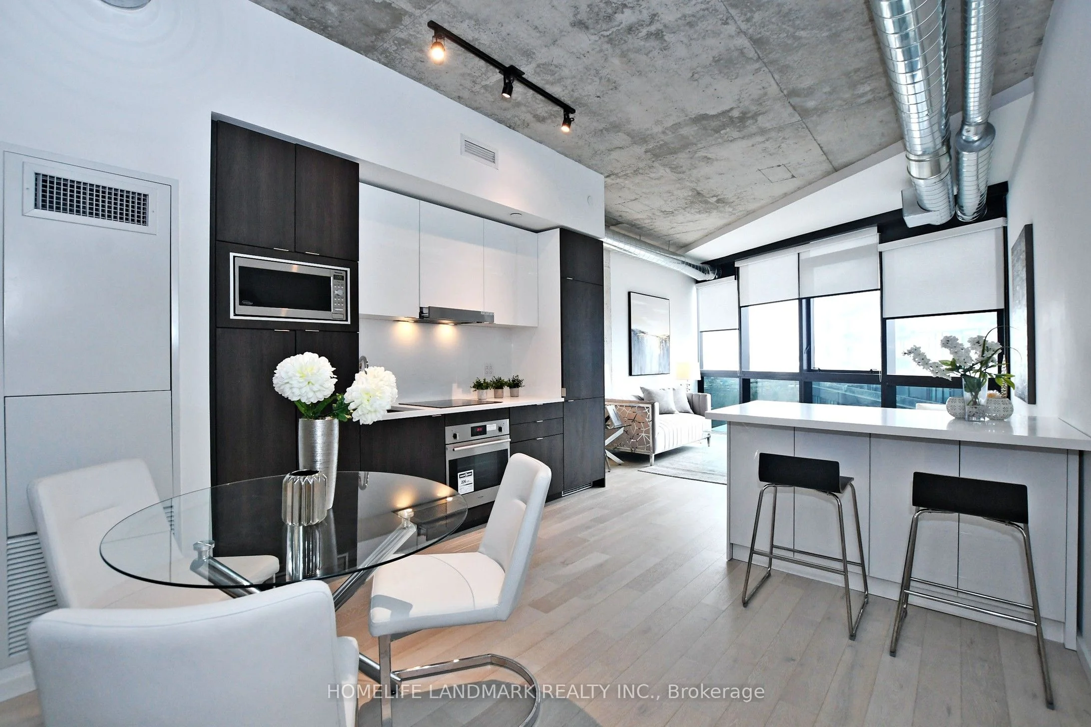 21 Lawren Harris Square 901, Toronto C08, ON M5A 0T4