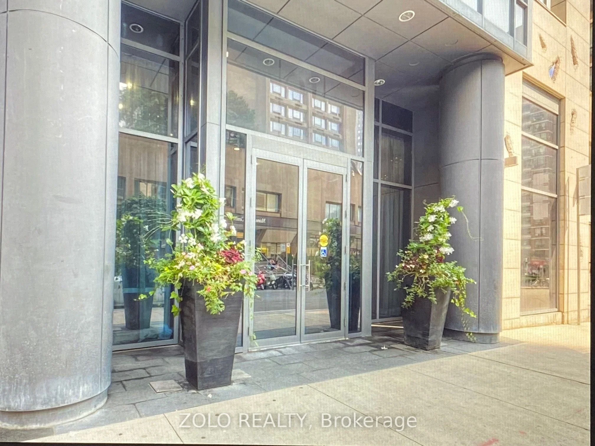 21 Balmuto Street 904, Toronto C01, ON M4Y 1W4